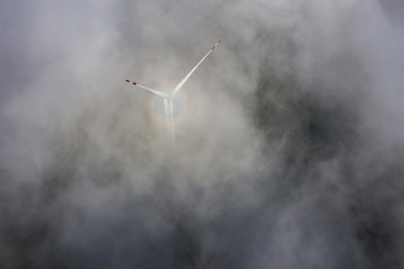 12、2021年9月25日，在广西梧州岑溪市大隆镇东南一带山脊上的中广核风电场现场，青山叠翠，15台风力发电机组与云雾、乡村相映成景，构成了一道美丽的绿色画卷。（何华文）