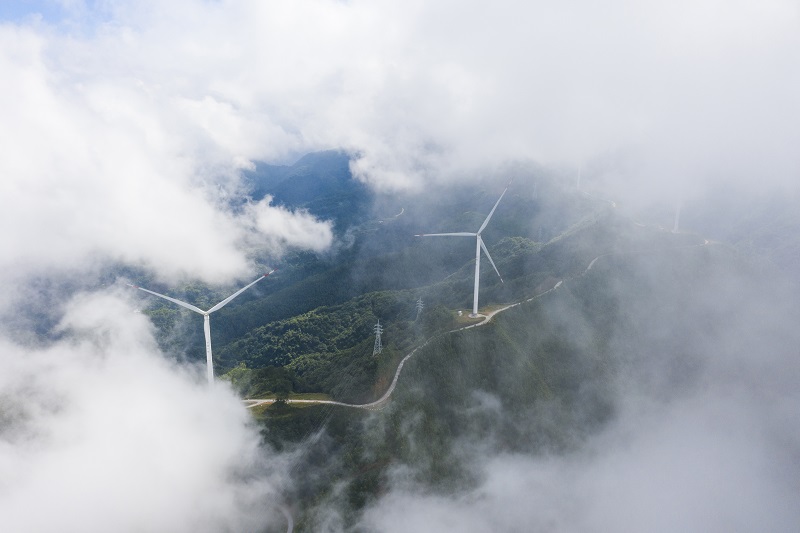 14、2021年9月25日，在广西梧州岑溪市大隆镇东南一带山脊上的中广核风电场现场，青山叠翠，15台风力发电机组与云雾、乡村相映成景，构成了一道美丽的绿色画卷。（何华文）