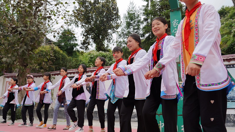 2021年9月30日，贵州省从江县小黄侗寨中心小学师生跳“哆耶舞”喜迎国庆。 (1)
