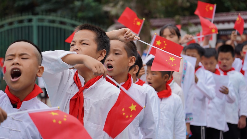 2021年9月30日，贵州省从江县小黄侗寨中心小学师生演唱侗族大歌祝福祖国。 (1)