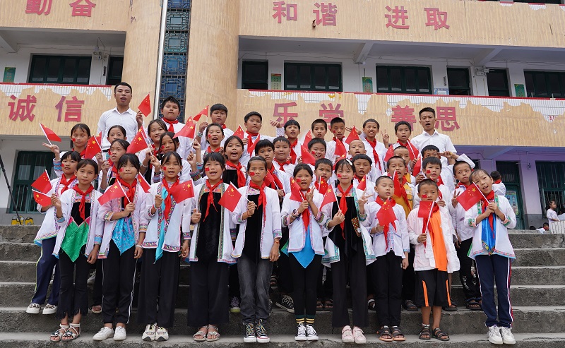 2021年9月30日，贵州省从江县小黄侗寨中心小学师生演唱侗族大歌祝福祖国。 (5)