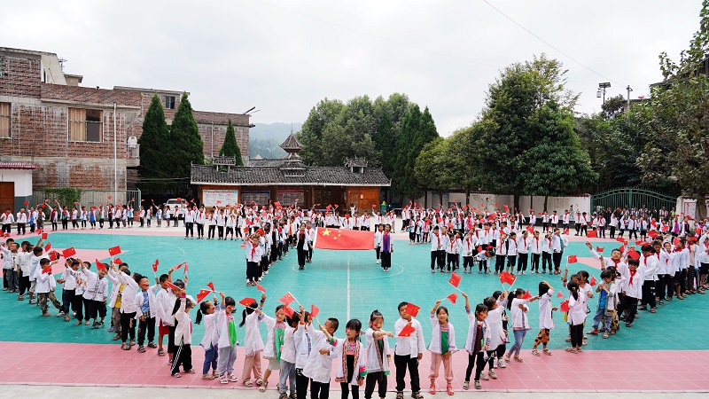 2021年9月30日，贵州省从江县小黄侗寨中心小学师生站队组成心形图案“表白”祖国。 (2)