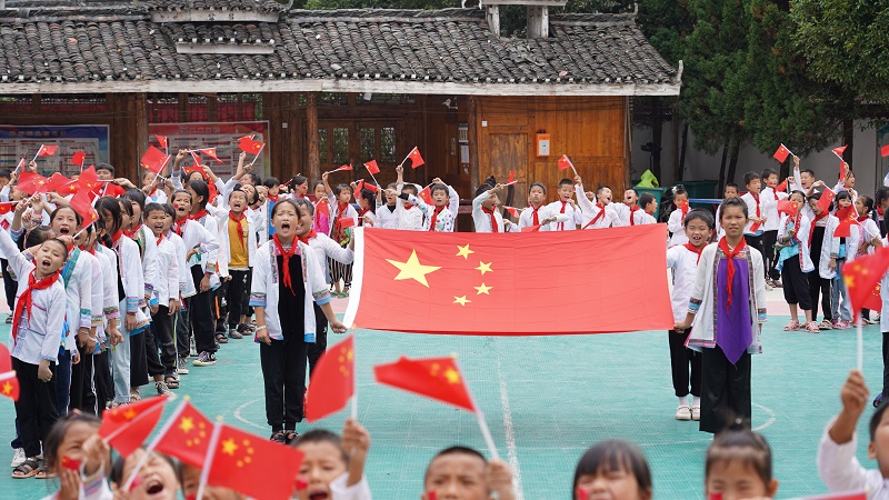 2021年9月30日，贵州省从江县小黄侗寨中心小学师生站队组成心形图案“表白”祖国。 (3)