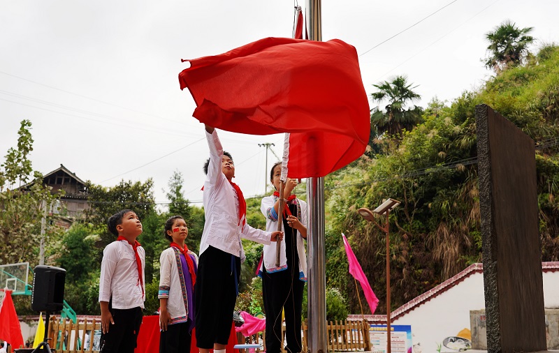 2021年9月30日，贵州省从江县小黄侗寨中心小学正在举行升国旗仪式。
