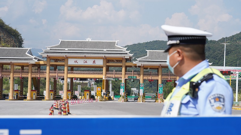 2021年10月1日，在夏蓉高速从江东站，交警队员正在疏导车辆人员下车登记、量体温并扫描健康码。 (5)
