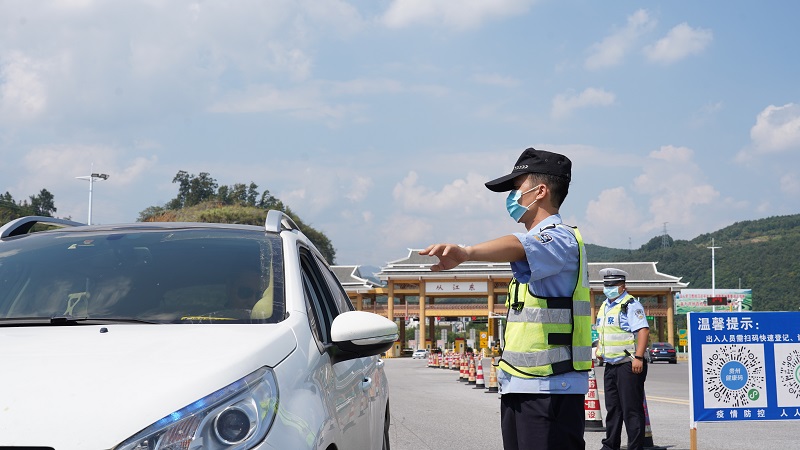 2021年10月1日，在夏蓉高速从江东站，交警队员正在疏导车辆人员下车登记、量体温并扫描健康码。 (6)