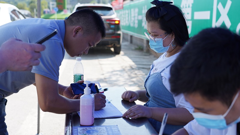 2021年10月1日，在夏蓉高速从江东站，入境人员正在登记信息。