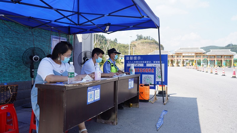 2021年10月1日，在夏蓉高速从江东站，医务工作者与交警队员正在坚守岗位。