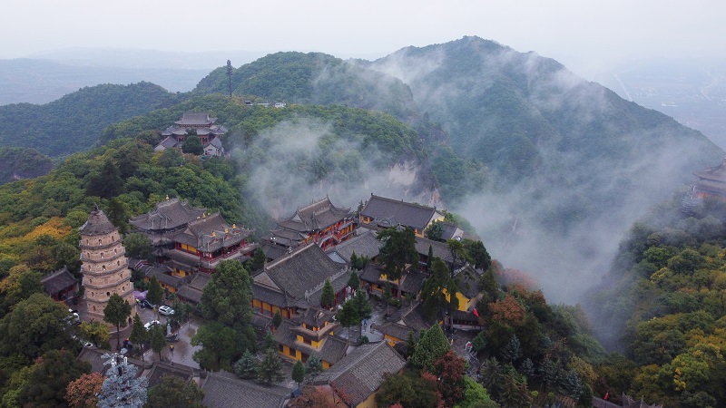 01——10月4日拍摄的甘肃省平凉市崆峒山雨中景色（无人机照片）。