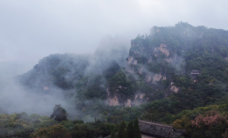 04——10月4日拍摄的甘肃省平凉市崆峒山雨中景色（无人机照片）。