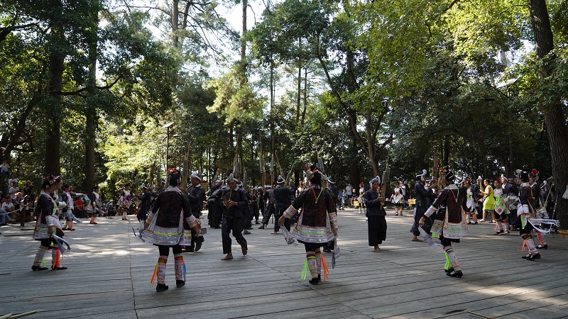 2021年10月5日，从江县丙妹镇岜沙景区表演场上，当地苗族人民正在表演芦笙舞。 (2)