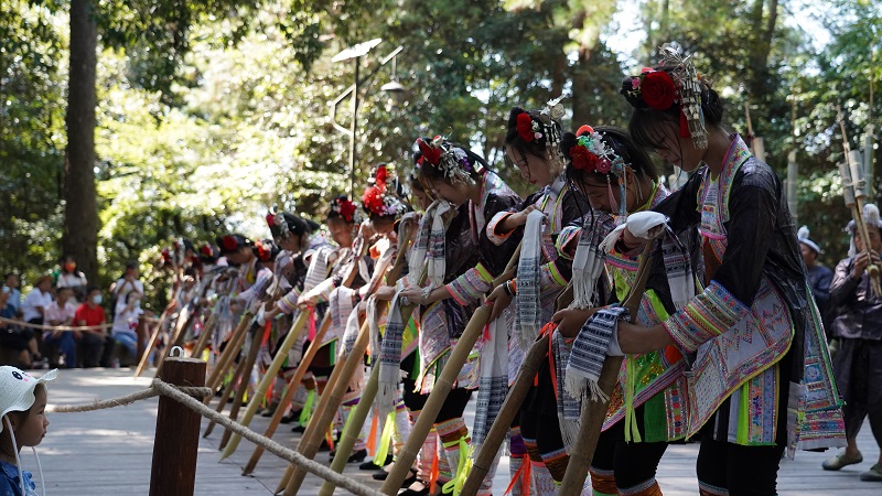 2021年10月5日，从江县丙妹镇岜沙景区表演场上，当地苗族人民正在表演芦笙舞。 (3)