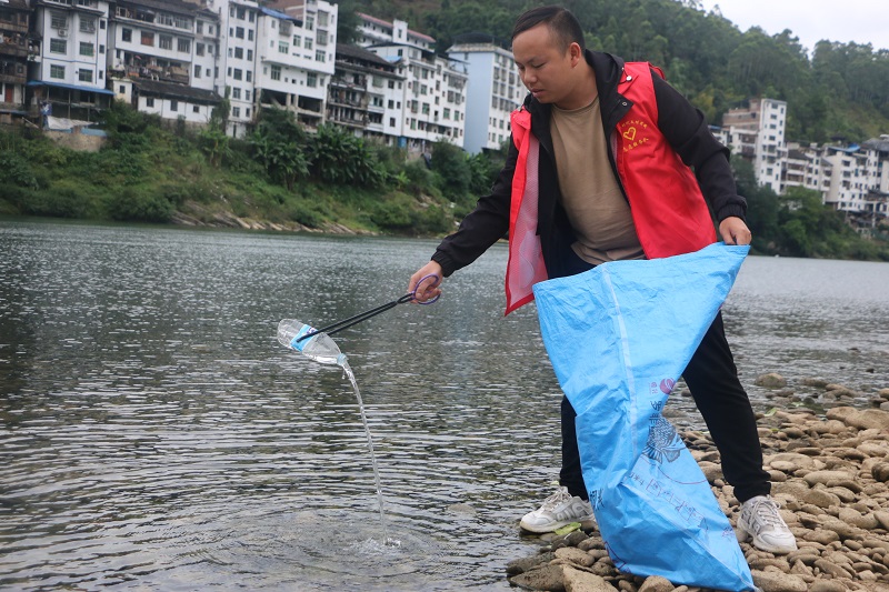 从江县志愿者在都柳江畔组织开展巡河志愿服务 (1)