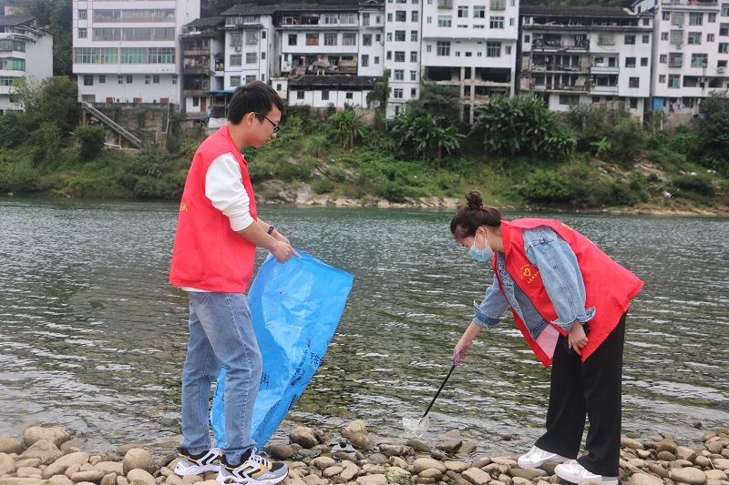 从江县志愿者在都柳江畔组织开展巡河志愿服务 (4)