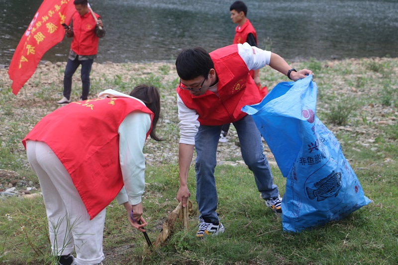 从江县志愿者在都柳江畔组织开展巡河志愿服务 (5)