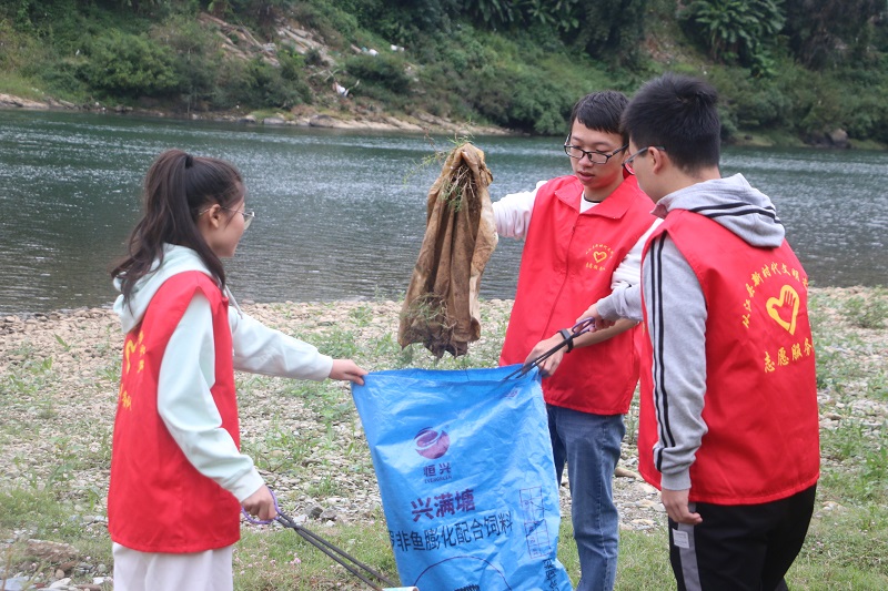 从江县志愿者在都柳江畔组织开展巡河志愿服务