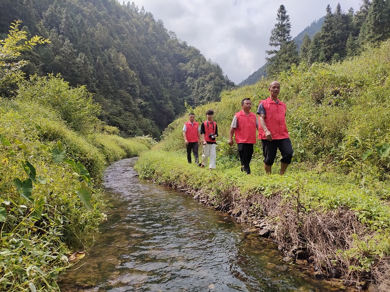 图为：庆云镇组织志愿者开展巡河护河志愿服务活动