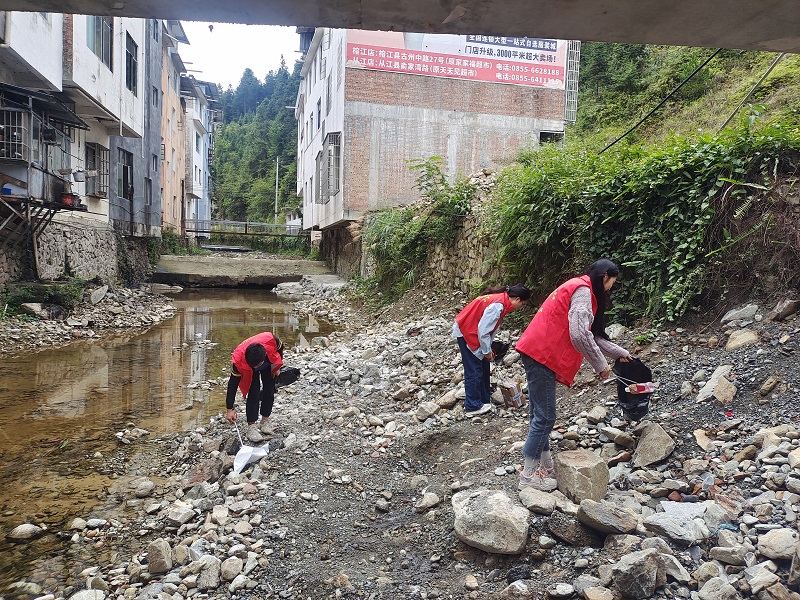 图为：秀塘乡组织志愿者开展巡河护河志愿服务活动