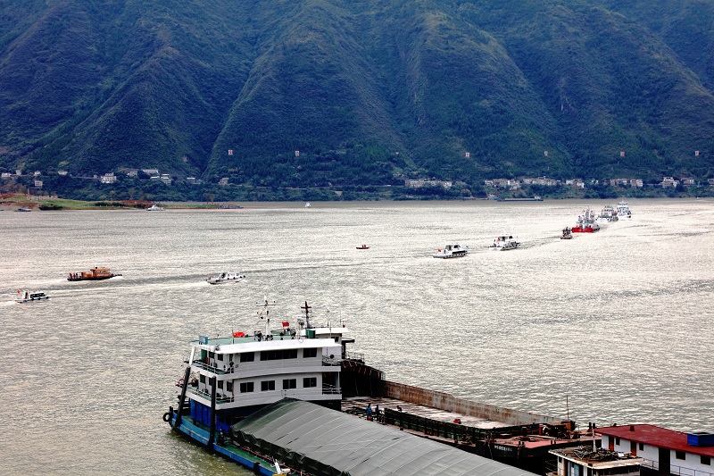 图1：巫山港航海事消防公安水上壮观的救援队伍。2021年10月17日，摄于重庆巫山高峡平湖救援现场。唐探峰