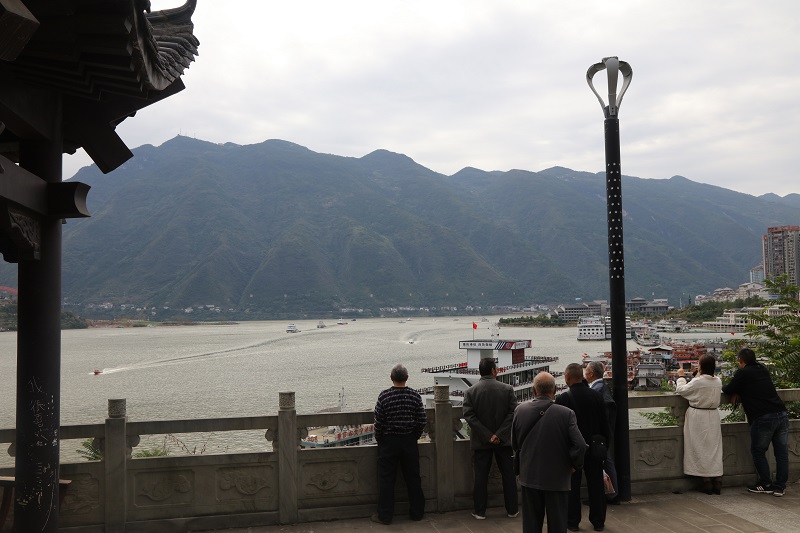 图8：巫山市民在观看港航海事水上消防演练。2021年10月17日，摄于重庆巫山大宁湖港区。唐探峰