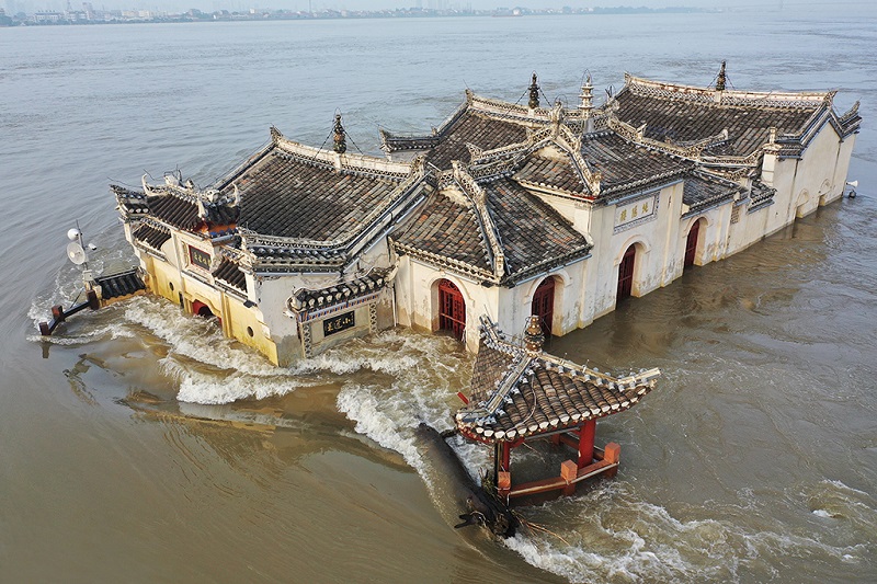 长江鄂州段水位上涨观音阁逐渐被淹没时的情景
