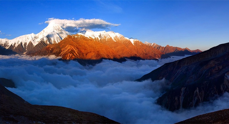 贡嘎山云海夕照美景