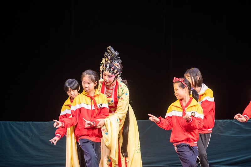 1、2021年10月27日，在广西梧州市人民戏剧院五楼舞台上，老师手把手指导学生们对粤剧表演的指法、身段，培养更多学生对非遗粤剧文化的兴趣爱好。