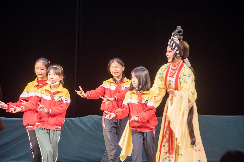 2、2021年10月27日，在广西梧州市人民戏剧院五楼舞台上，老师手把手指导学生们对粤剧表演的指法、身段，培养更多学生对非遗粤剧文化的兴趣爱好。