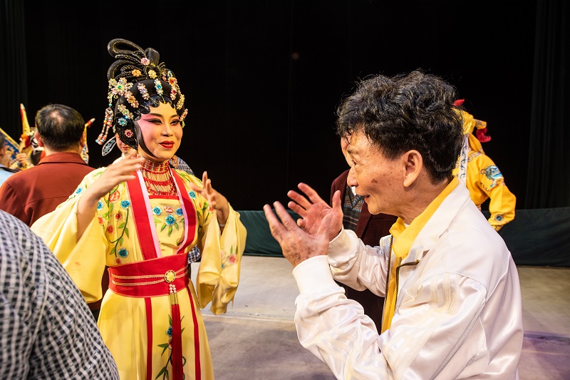 3、2021年10月27日，在广西梧州市人民戏剧院五楼舞台上，老师现场指导学生们对粤剧表演的指法、身段，培养更多学生对非遗粤剧文化的兴趣爱好。