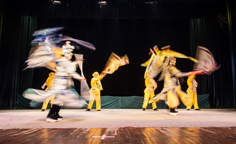 7、2021年10月27日，在广西梧州市人民戏剧院五楼舞台上，演员们在台上传授、排练、表演粤剧，让学生感受粤剧粤曲文化传承的魅力。
