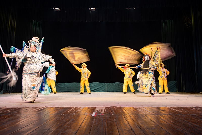 8、2021年10月27日，在广西梧州市人民戏剧院五楼舞台上，演员们在台上传授、排练、表演粤剧，让学生感受粤剧粤曲文化传承的魅力。