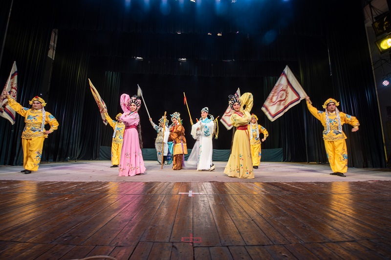 9、2021年10月27日，在广西梧州市人民戏剧院五楼舞台上，演员们在台上传授、排练、表演粤剧，让学生感受粤剧粤曲文化传承的魅力。