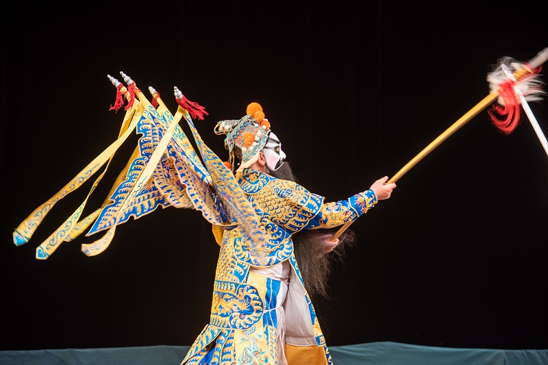 10、2021年10月27日，在广西梧州市人民戏剧院五楼舞台上，演员们在台上传授、排练、表演粤剧，让学生感受粤剧粤曲文化传承的魅力。