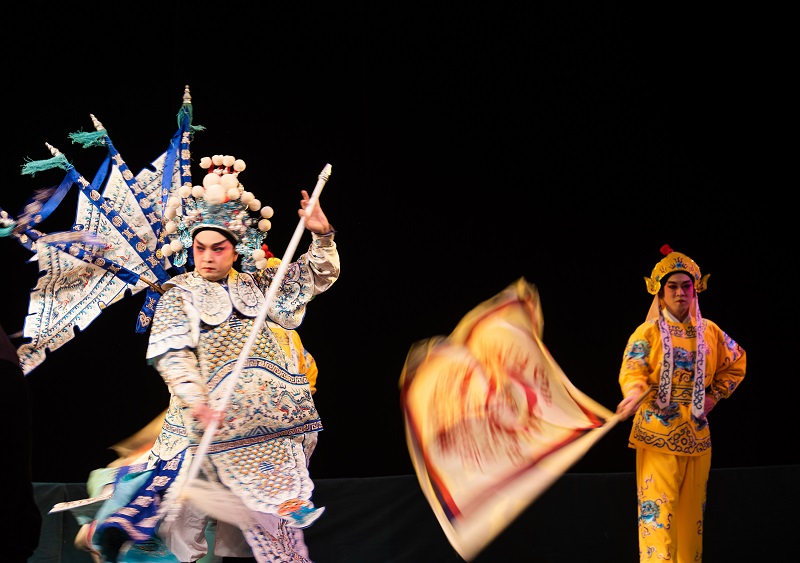 11、2021年10月27日，在广西梧州市人民戏剧院五楼舞台上，演员们在台上传授、排练、表演粤剧，让学生感受粤剧粤曲文化传承的魅力。