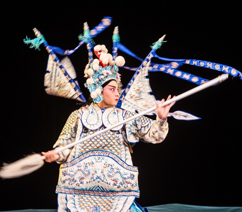 13、2021年10月27日，在广西梧州市人民戏剧院五楼舞台上，演员们在台上传授、排练、表演粤剧，让学生感受粤剧粤曲文化传承的魅力。