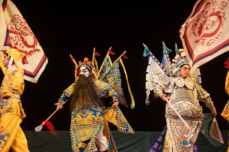 14、2021年10月27日，在广西梧州市人民戏剧院五楼舞台上，演员们在台上传授、排练、表演粤剧，让学生感受粤剧粤曲文化传承的魅力。