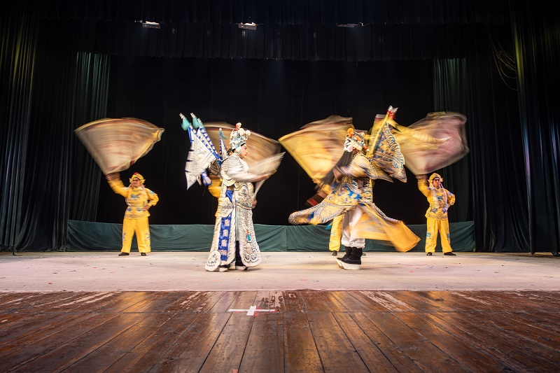 15、2021年10月27日，在广西梧州市人民戏剧院五楼舞台上，演员们在台上传授、排练、表演粤剧，让学生感受粤剧粤曲文化传承的魅力。