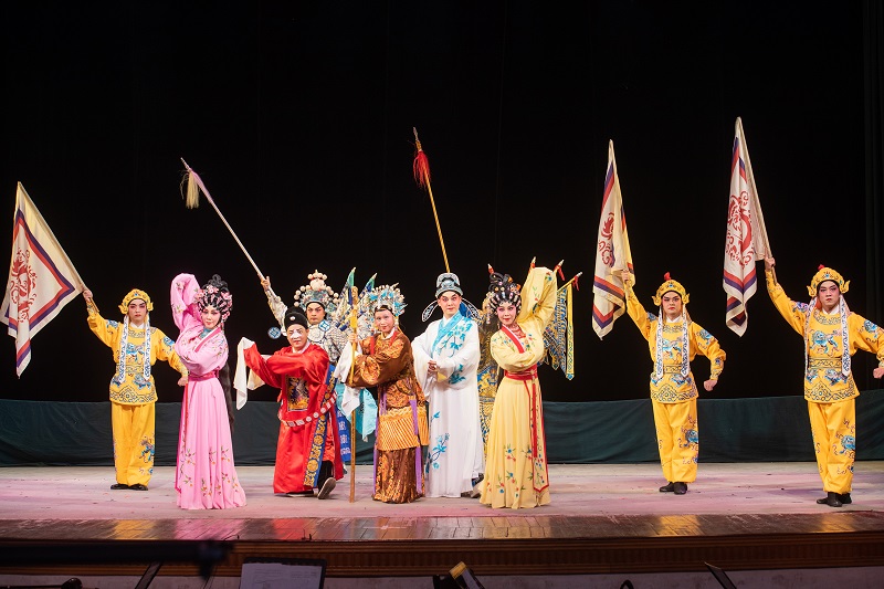 16、2021年10月27日，在广西梧州市人民戏剧院五楼舞台上，演员们在台上传授、排练、表演粤剧，让学生感受粤剧粤曲文化传承的魅力。