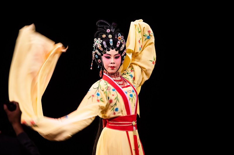 17、2021年10月27日，在广西梧州市人民戏剧院五楼舞台上，演员们在台上传授、排练、表演粤剧，让学生感受粤剧粤曲文化传承的魅力。