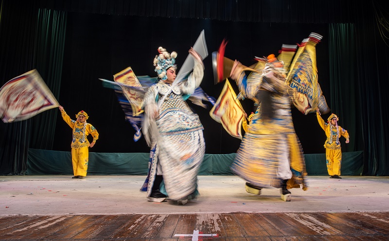19、2021年10月27日，在广西梧州市人民戏剧院五楼舞台上，演员们在台上传授、排练、表演粤剧，让学生感受粤剧粤曲文化传承的魅力。