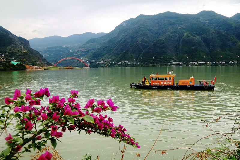 图1：巫山港航应急船舶抢移航标。2021年10月21日，摄于重庆巫山高峡平湖。唐探峰
