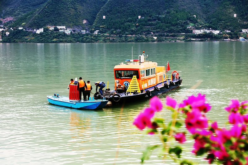 图2：巫山港航海事正在移换航标。2021年10月21日，摄于重庆巫山水域。唐探峰