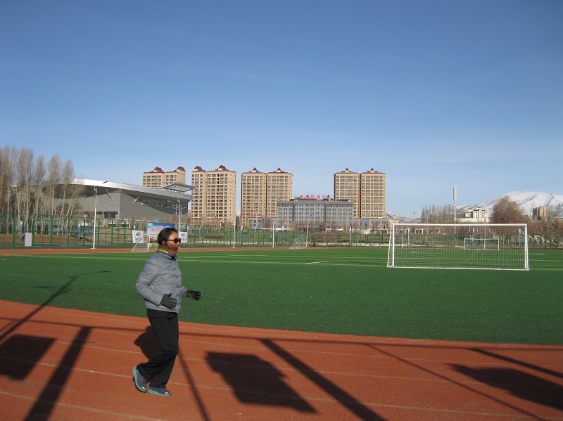 11月12日，在阿勒泰市全季体育公园健身和游玩的市民和游客 (5)