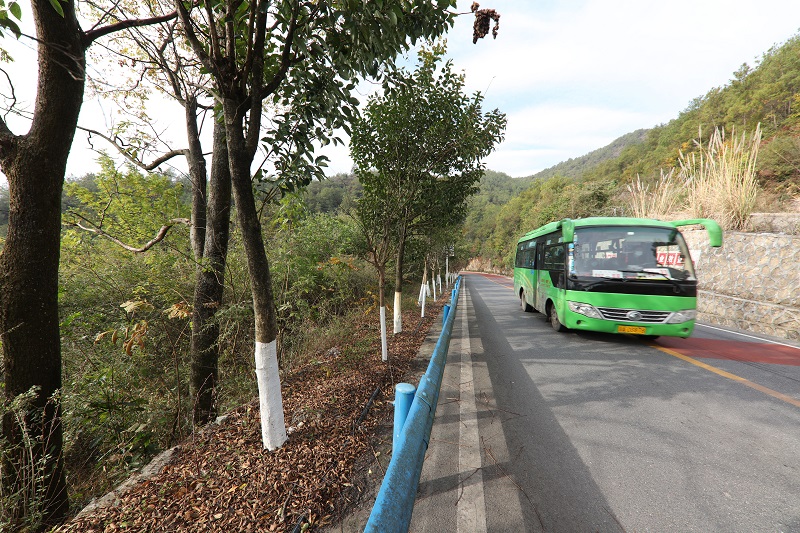 图5：客车经过乡村旅游景区路。2021年11月15日，摄于重庆巫山官渡镇旅游路。唐探峰