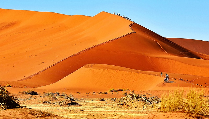 纳米比亚苏丝斯黎红沙漠游人们