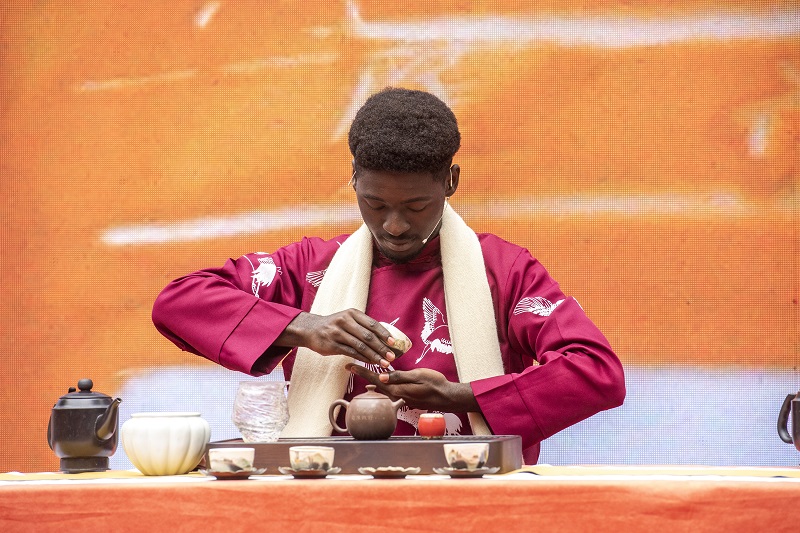 外国友人参与茶艺师技能大赛表演茶艺 。（何华文）