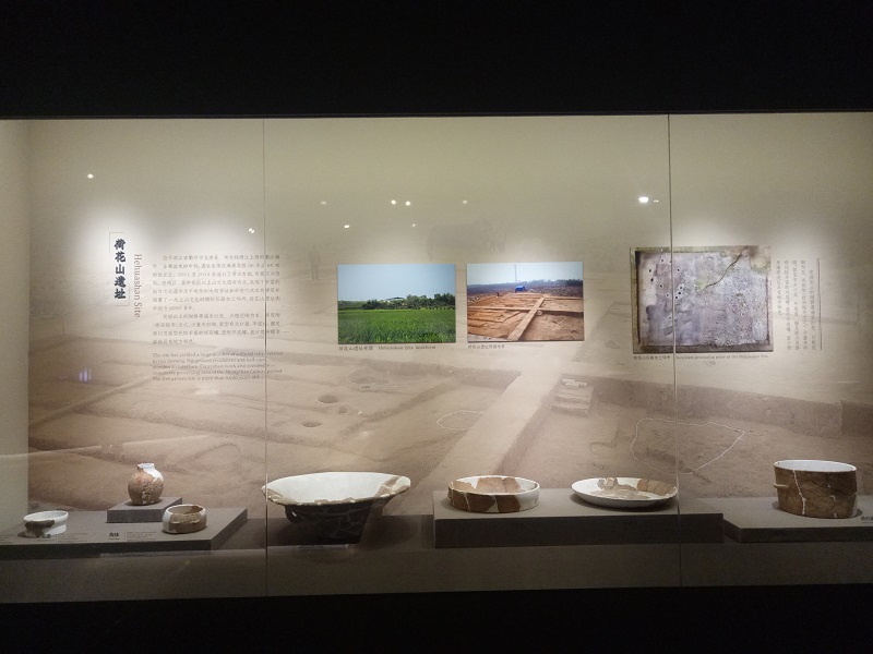 荷花山遗址出土的文物展品。