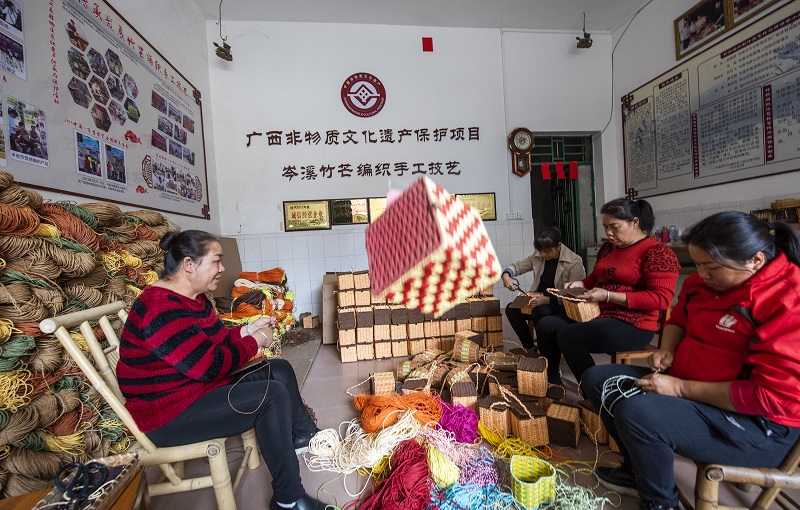 2、2021年11月25日，在广西梧州岑溪市南渡镇岑溪竹芒编织手工技艺传习所，农民在制作竹芒编制品。（何华文）