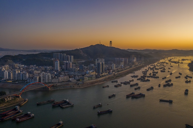 1、2021年12月1日，广西梧州西江段水域，众多货轮来来往往，一派繁忙运输景象，形成百舸争流、千帆竞渡的壮观场景。