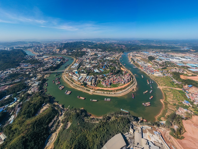 7、2021年12月1日，广西梧州桂江段水域，众多货轮来来往往，一派繁忙运输景象，形成百舸争流、千帆竞渡的壮观场景。
